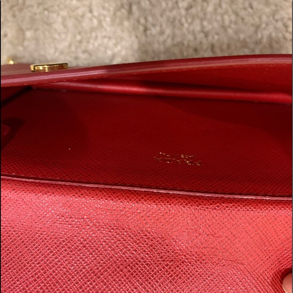 Red Prada wallet on chain - Picture 3 of 8